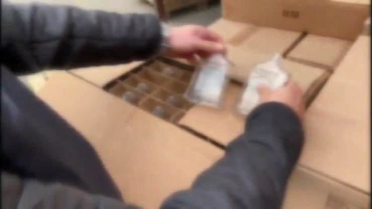 Binlerce şişe sahte pürfüm ele geçirildi