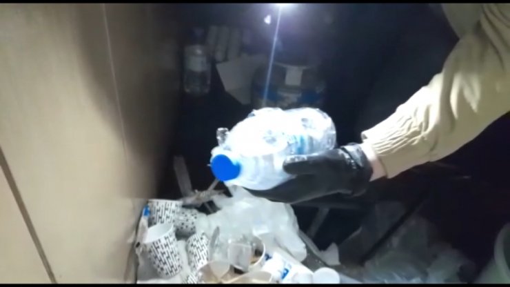 Çayevine baskında sahte içki ele geçirildi