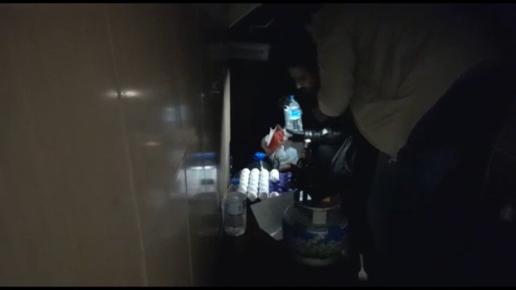 Çayevine baskında sahte içki ele geçirildi