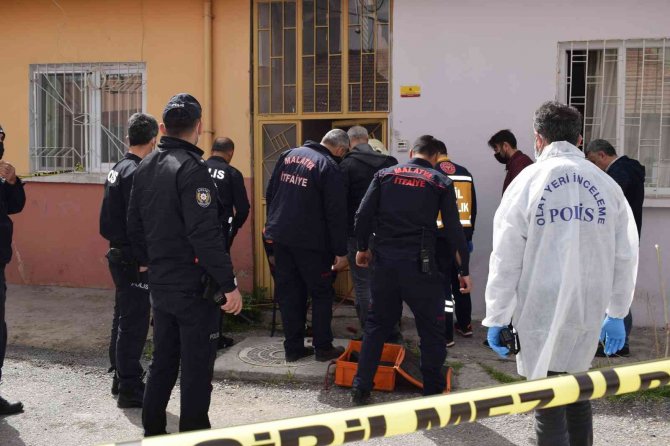 Çukurlar kazılı evde ölü bulundu