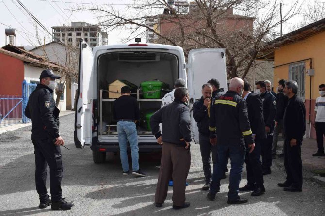 Çukurlar kazılı evde ölü bulundu
