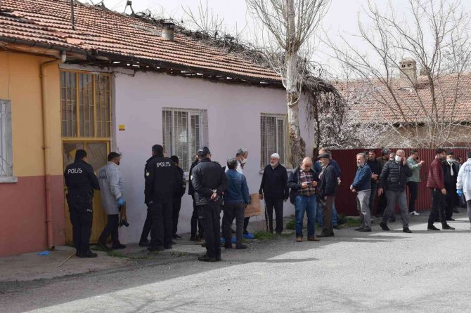 Çukurlar kazılı evde ölü bulundu