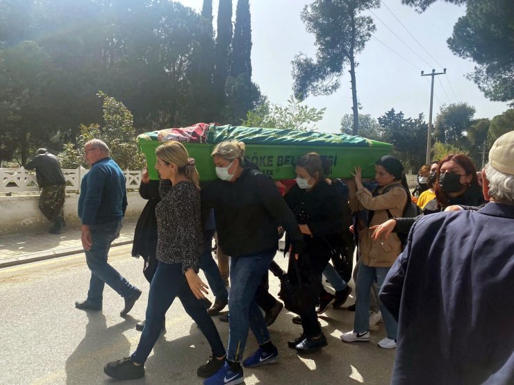 Eşi tarafından öldürülen Esma'nın tabutu kadınların omzunda taşındı
