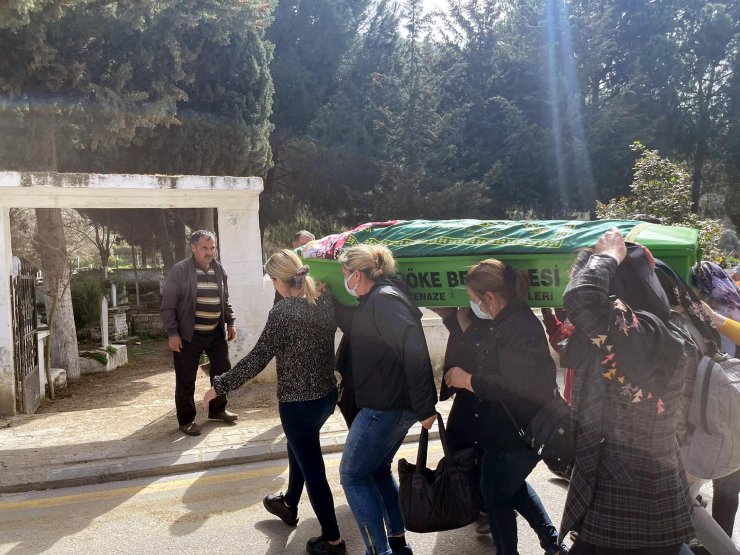 Eşi tarafından öldürülen Esma'nın tabutu kadınların omzunda taşındı