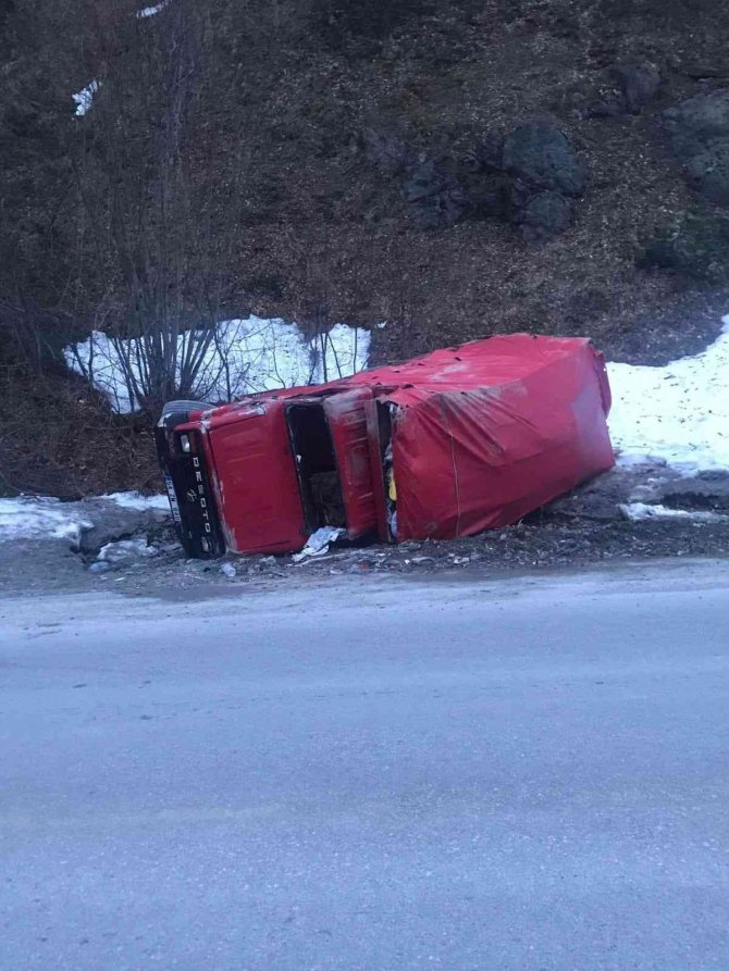 Freni boşalan kamyonet devrildi: Burnu bile kanamadan kurtuldu