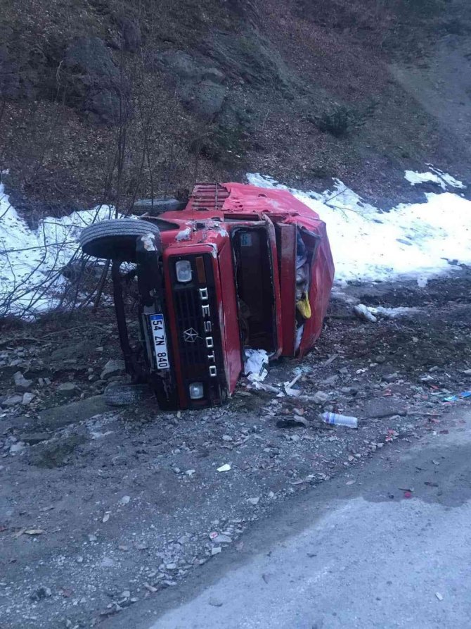 Freni boşalan kamyonet devrildi: Burnu bile kanamadan kurtuldu