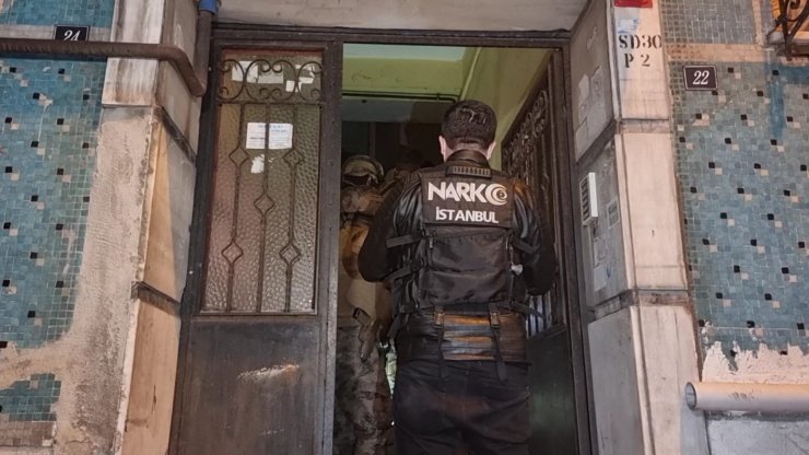 İstanbul'da uyuşturucu satıcılarına şafak baskını