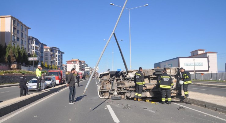 Kamyonetin refüjdeki direğe çarptığı kaza kamerada: 1 yaralı