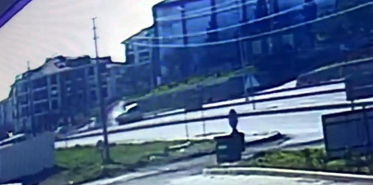 Kamyonetin refüjdeki direğe çarptığı kaza kamerada: 1 yaralı