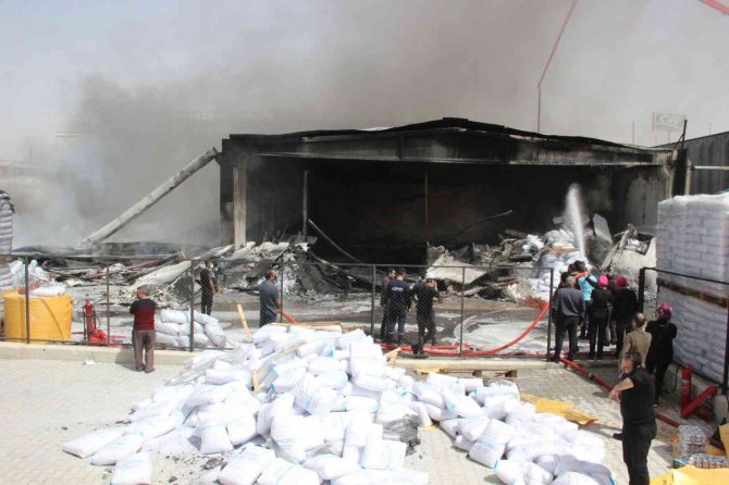 Karaman’da köpük ve plastik fabrikasında çıkan yangın söndürüldü