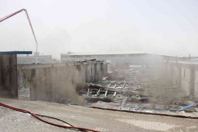 Karaman’da köpük ve plastik fabrikasında çıkan yangın söndürüldü