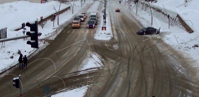 Karlı yolda kayan otomobilin yayaya çarpma anı kamerada