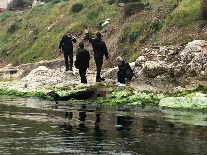 Kendini kayalıklardan denize atarak intihar etti