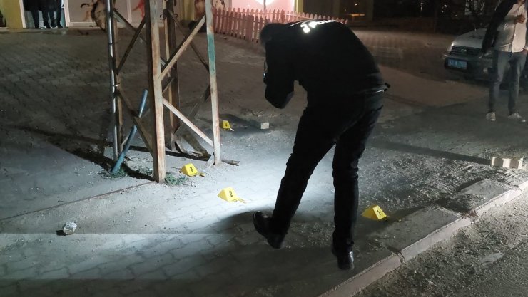 Konya'da bir kişi eski nişanlısının otomobilini kurşunladı