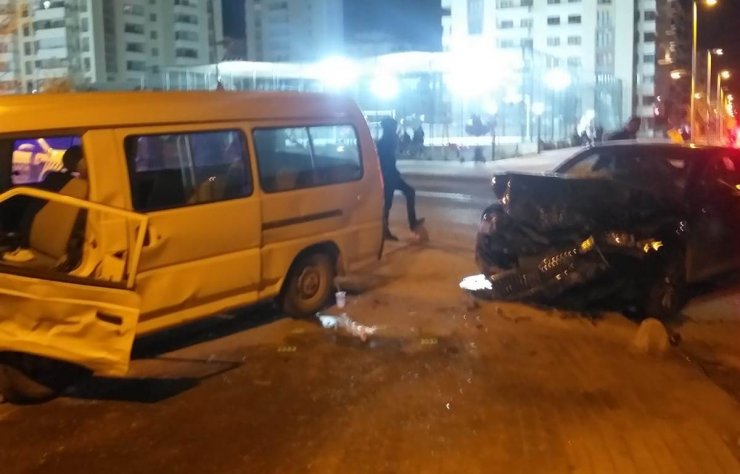 Malatya'da otomobil ile minibüs çarpıştı: 5 yaralı