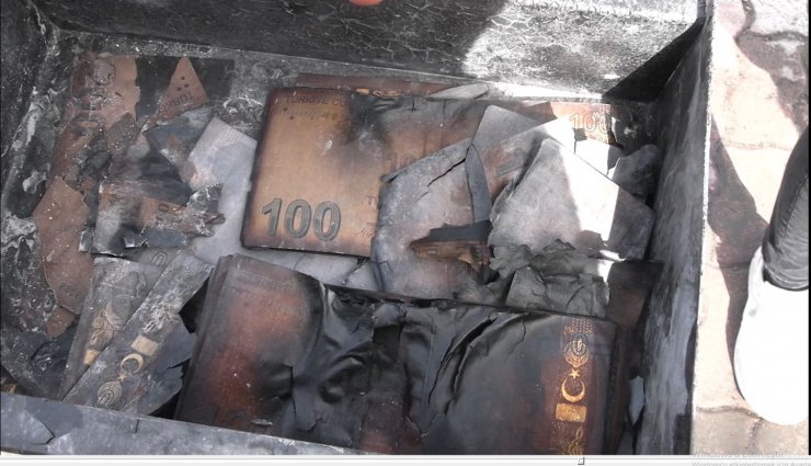 Mobilya fabrikasındaki yangında çelik kasadaki paralar da yanmış