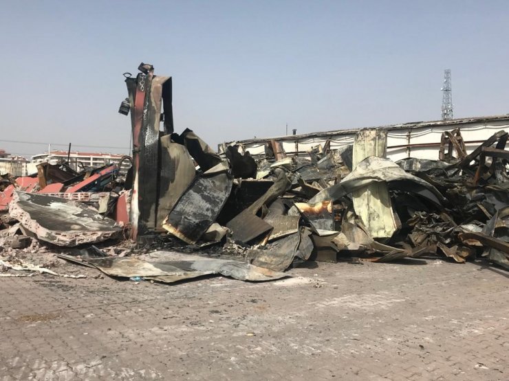 Mobilya fabrikasındaki yangında çelik kasadaki paralar da yanmış