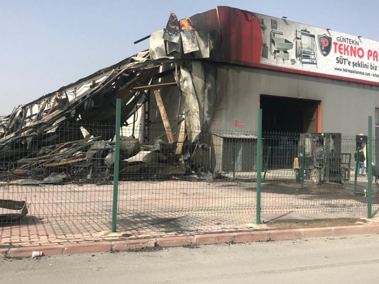 Mobilya fabrikasındaki yangında çelik kasadaki paralar da yanmış