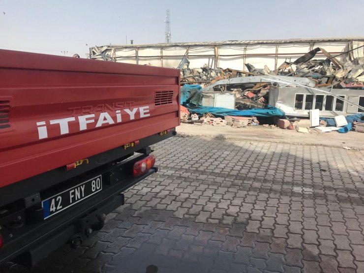 Mobilya fabrikasındaki yangında çelik kasadaki paralar da yanmış