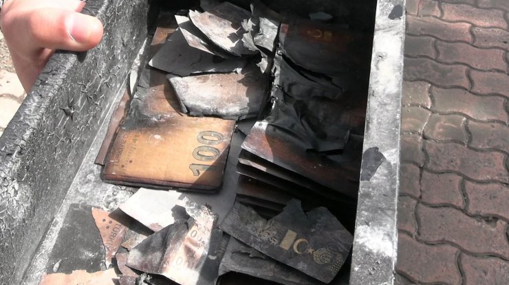 Mobilya fabrikasındaki yangında çelik kasadaki paralar da yanmış