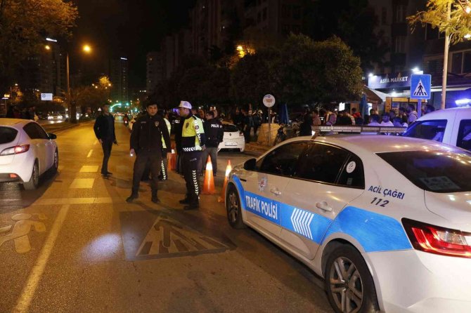 Önce önündeki otomobile ardından park halindeki araçlara çarptı: 2 yaralı