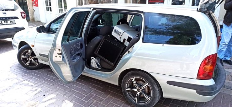 Otomobilde kumar makinesiyle gezip, kumar oynatan şüphelilere jandarmadan operasyon