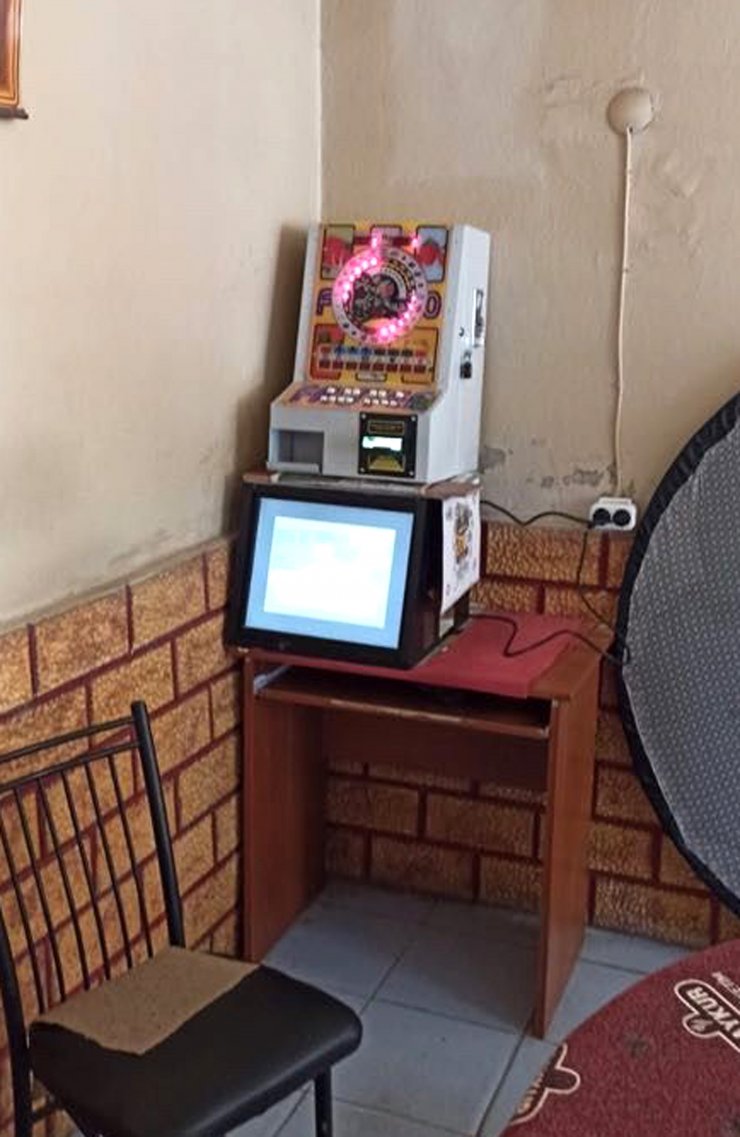 Otomobilde kumar makinesiyle gezip, kumar oynatan şüphelilere jandarmadan operasyon