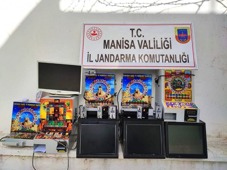 Otomobilde kumar makinesiyle gezip, kumar oynatan şüphelilere jandarmadan operasyon