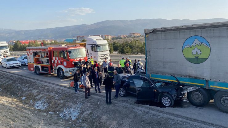 Otomobille TIR'ın altına giren makam şoförü öldü