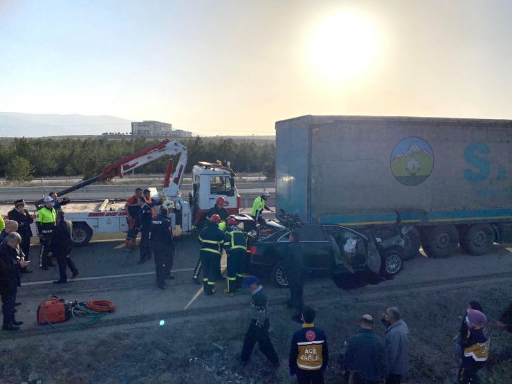 Otomobille TIR'ın altına giren makam şoförü öldü