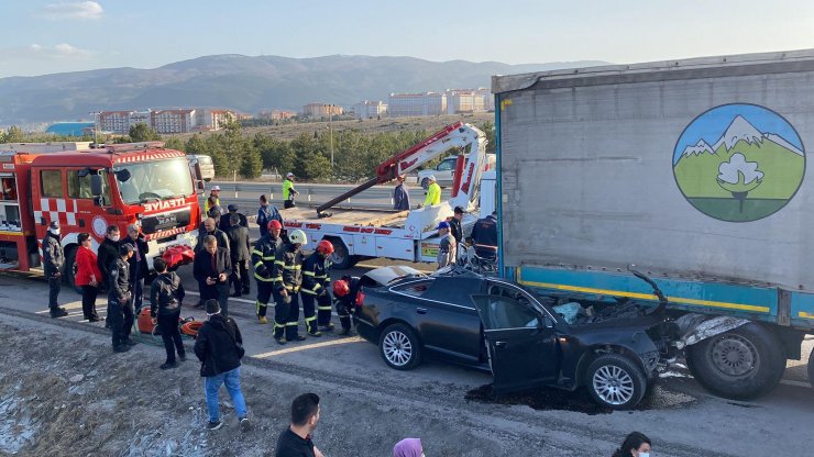 Otomobille TIR'ın altına giren makam şoförü öldü