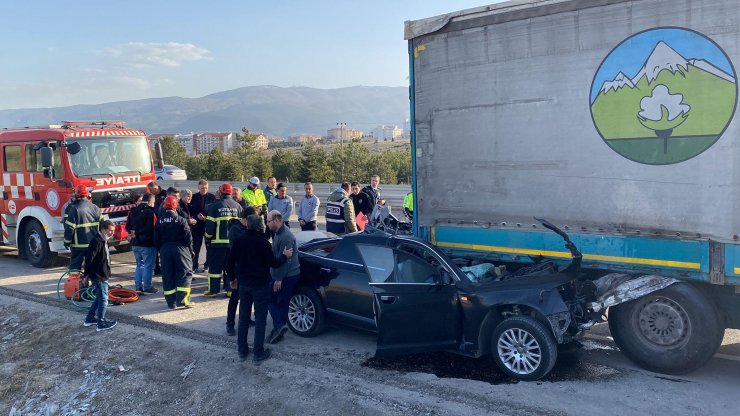 Otomobille TIR'ın altına giren makam şoförü öldü