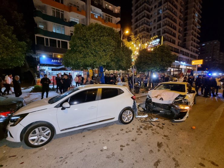 Süratli sürücü 1 motokurye ile 6 araca çarptı: 1 ağır yaralı