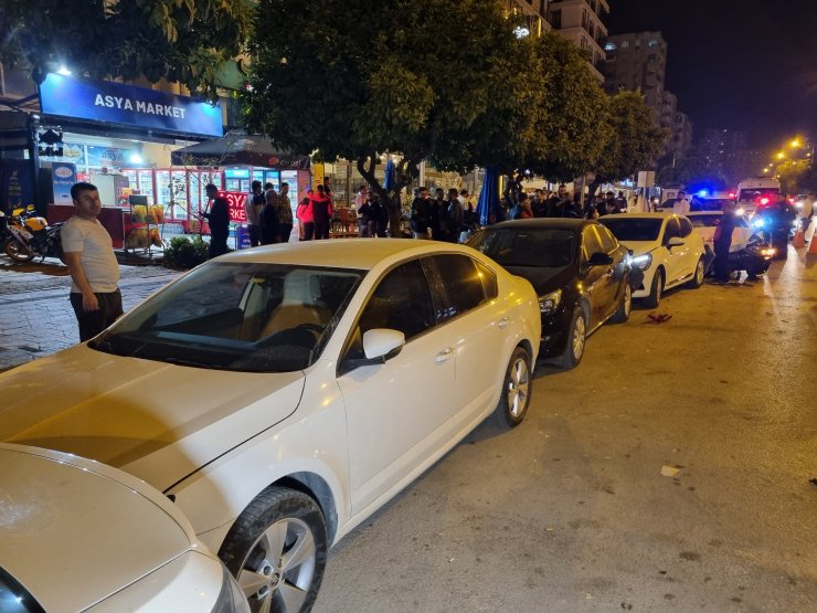 Süratli sürücü 1 motokurye ile 6 araca çarptı: 1 ağır yaralı