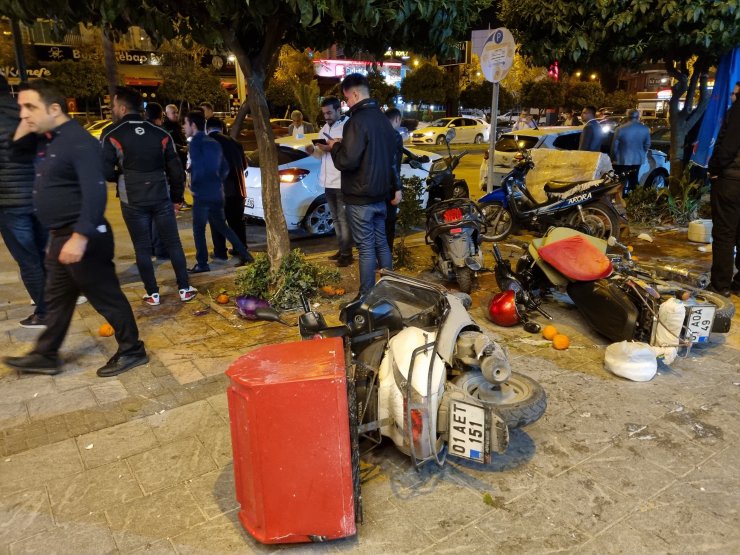 Süratli sürücü 1 motokurye ile 6 araca çarptı: 1 ağır yaralı