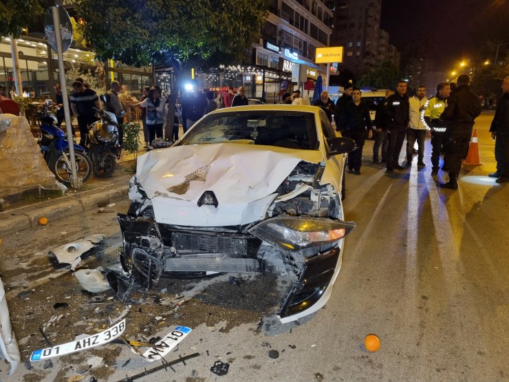 Süratli sürücü 1 motokurye ile 6 araca çarptı: 1 ağır yaralı