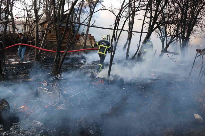 Suriyeli sığınmacıların yaşadığı evin odunluğu alev alev yandı