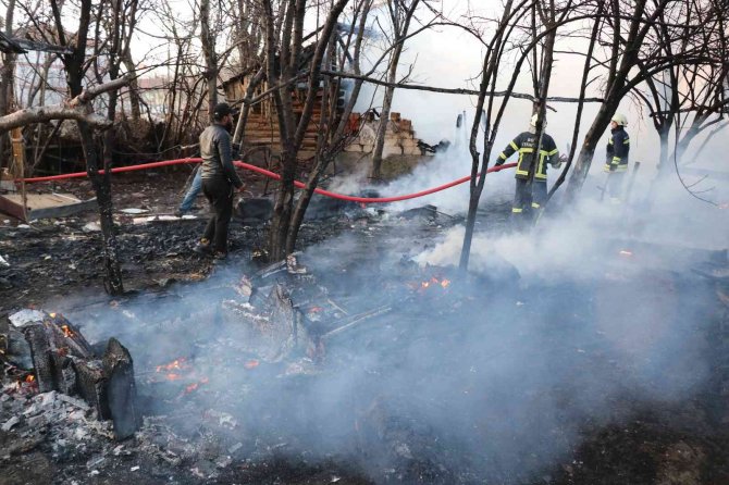 Suriyeli sığınmacıların yaşadığı evin odunluğu alev alev yandı