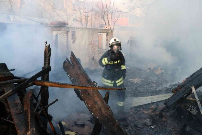 Suriyeli sığınmacıların yaşadığı evin odunluğu alev alev yandı