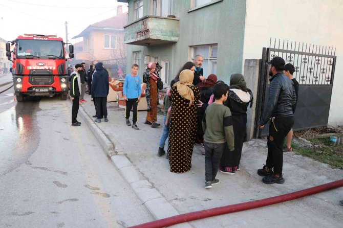 Suriyeli sığınmacıların yaşadığı evin odunluğu alev alev yandı