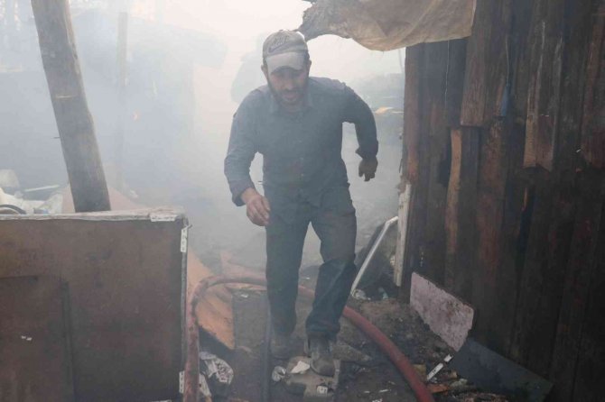 Suriyeli sığınmacıların yaşadığı evin odunluğu alev alev yandı