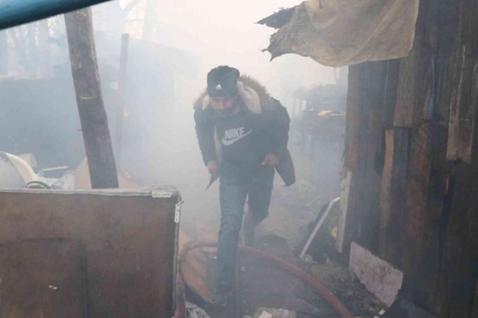 Suriyeli sığınmacıların yaşadığı evin odunluğu alev alev yandı