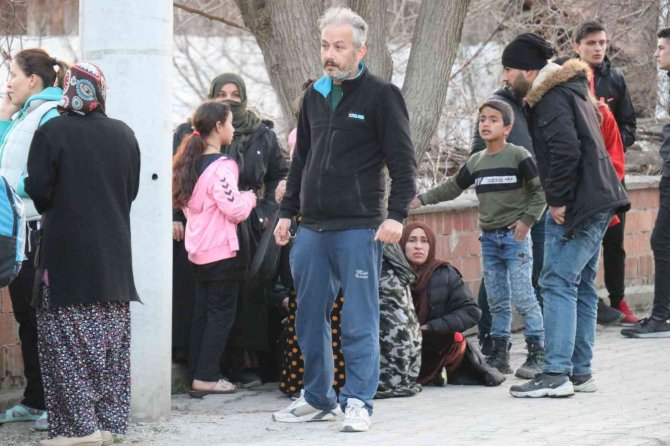 Suriyeli sığınmacıların yaşadığı evin odunluğu alev alev yandı