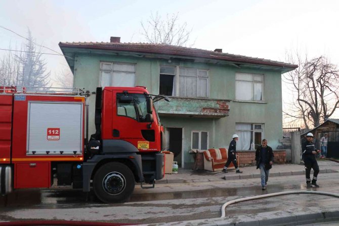 Suriyeli sığınmacıların yaşadığı evin odunluğu alev alev yandı