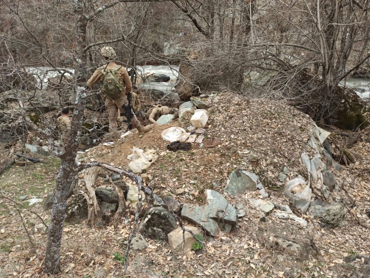 Tunceli’de 1’i Munzur çayı kenarında 5 sığınak imha edildi
