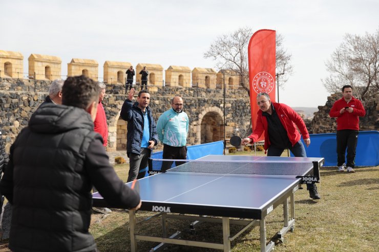 Yer altında ve balonda masa tenisi maçı