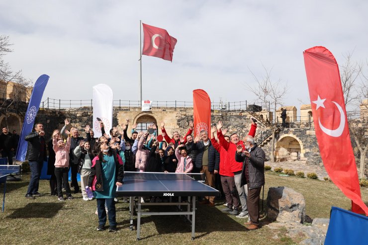 Yer altında ve balonda masa tenisi maçı