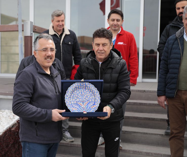 Yer altında ve balonda masa tenisi maçı