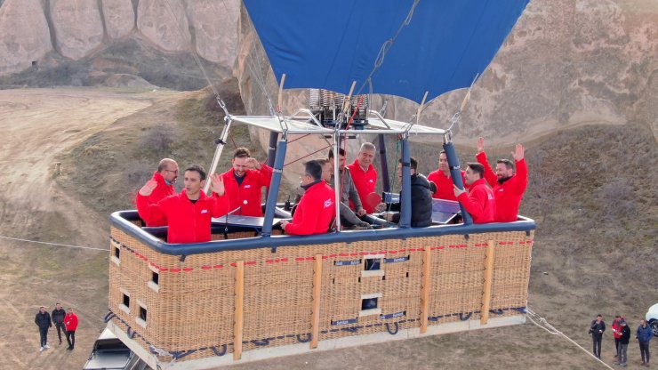 Yer altında ve balonda masa tenisi maçı