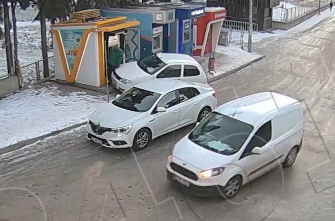 Yoldan çıkan aracın para çeken vatandaşa çarptığı kaza kameraya yansıdı